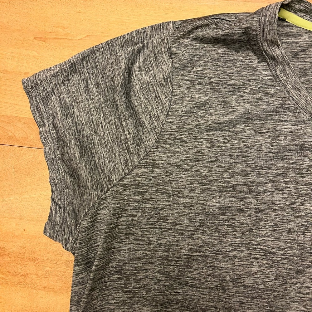 Workout top - Picture 3 of 3